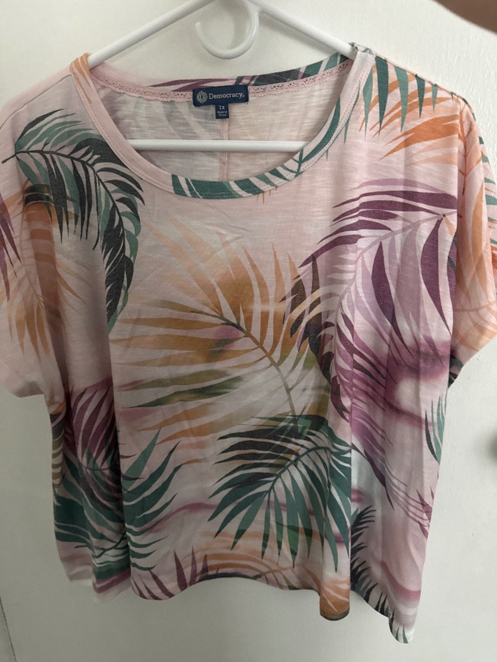 Democracy women’s  1x pretty flowy top